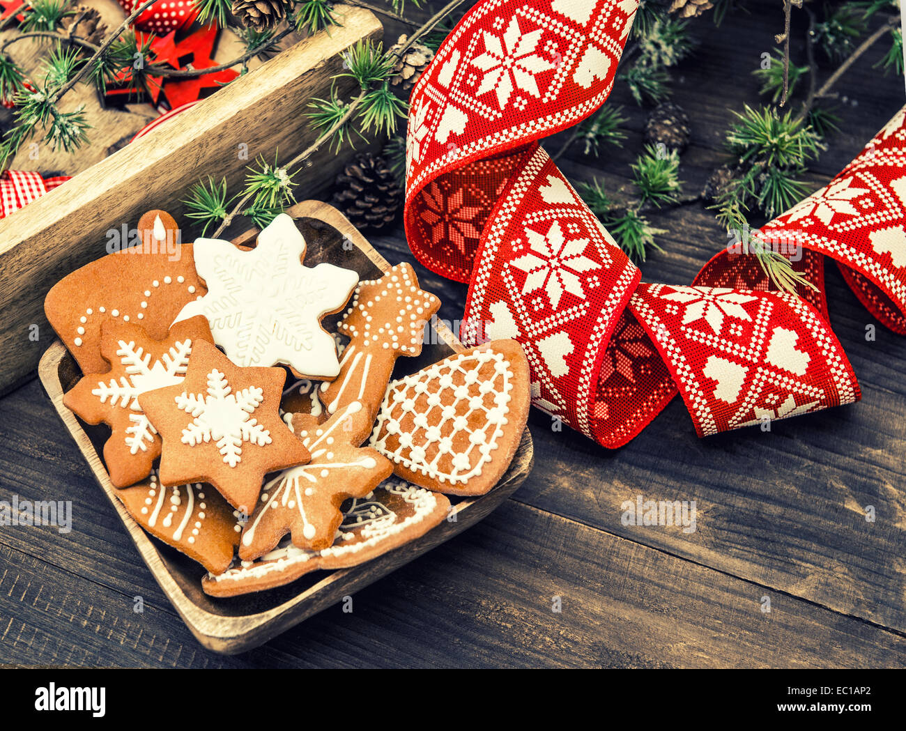 Addobbi natale e gingerbread cookies. in stile vintage tonica foto Foto Stock