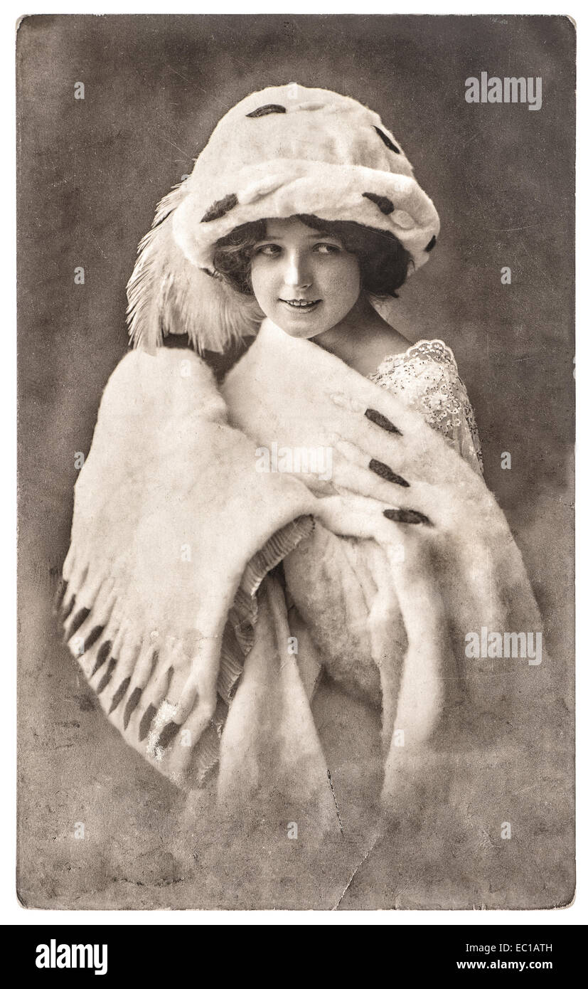 Bella ragazza con decorazione di Natale e la festa di abbigliamento invernale. vacanze antichi saluti vintage foto con pellicola originale Foto Stock