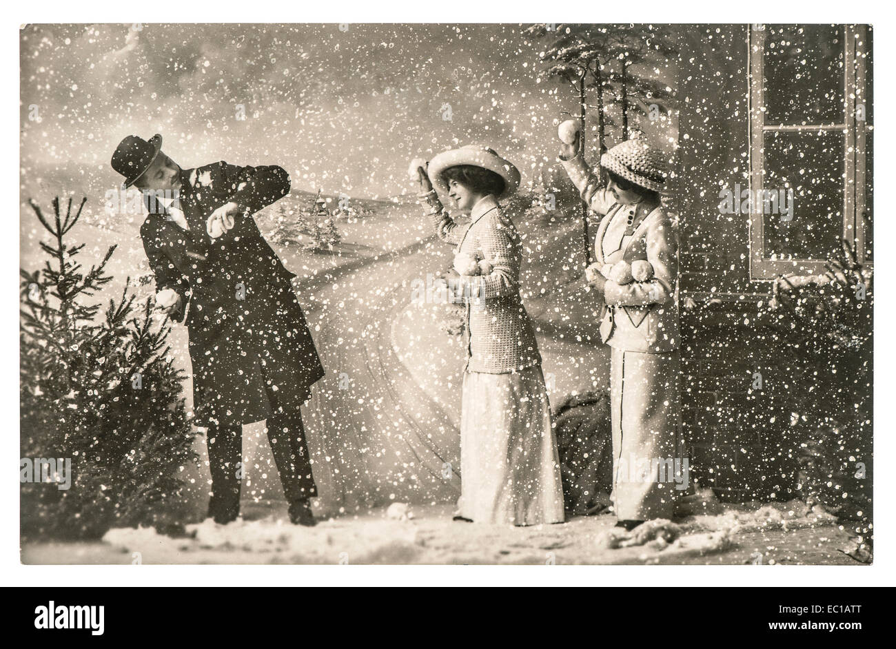 Felici i giovani a giocare nella neve. vintage vacanze di Natale Immagine originale con graffi e grana della pellicola Foto Stock