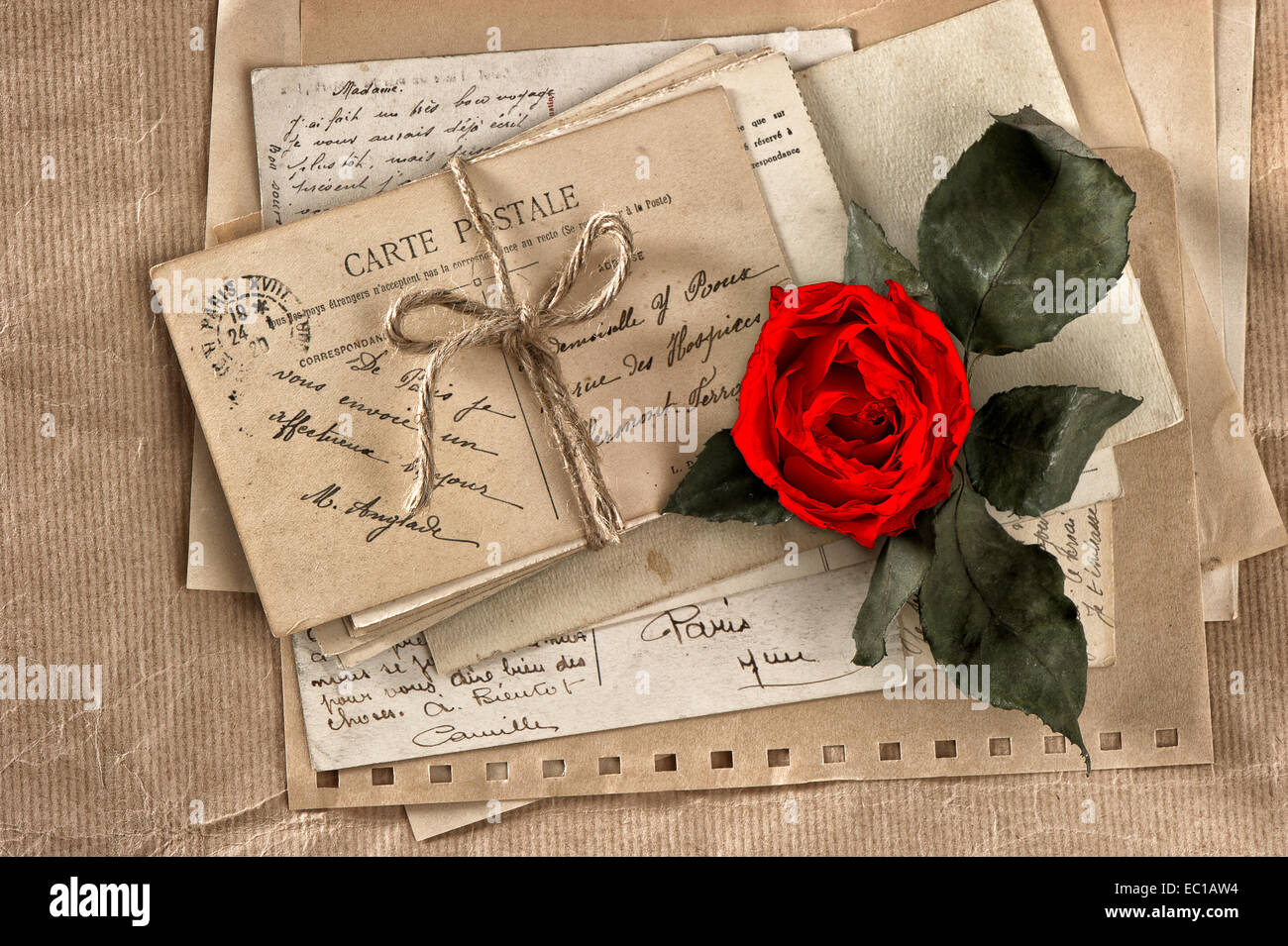 Red Rose fiore e vecchie lettere cartoline vintage e carte. scrapbook Foto Stock
