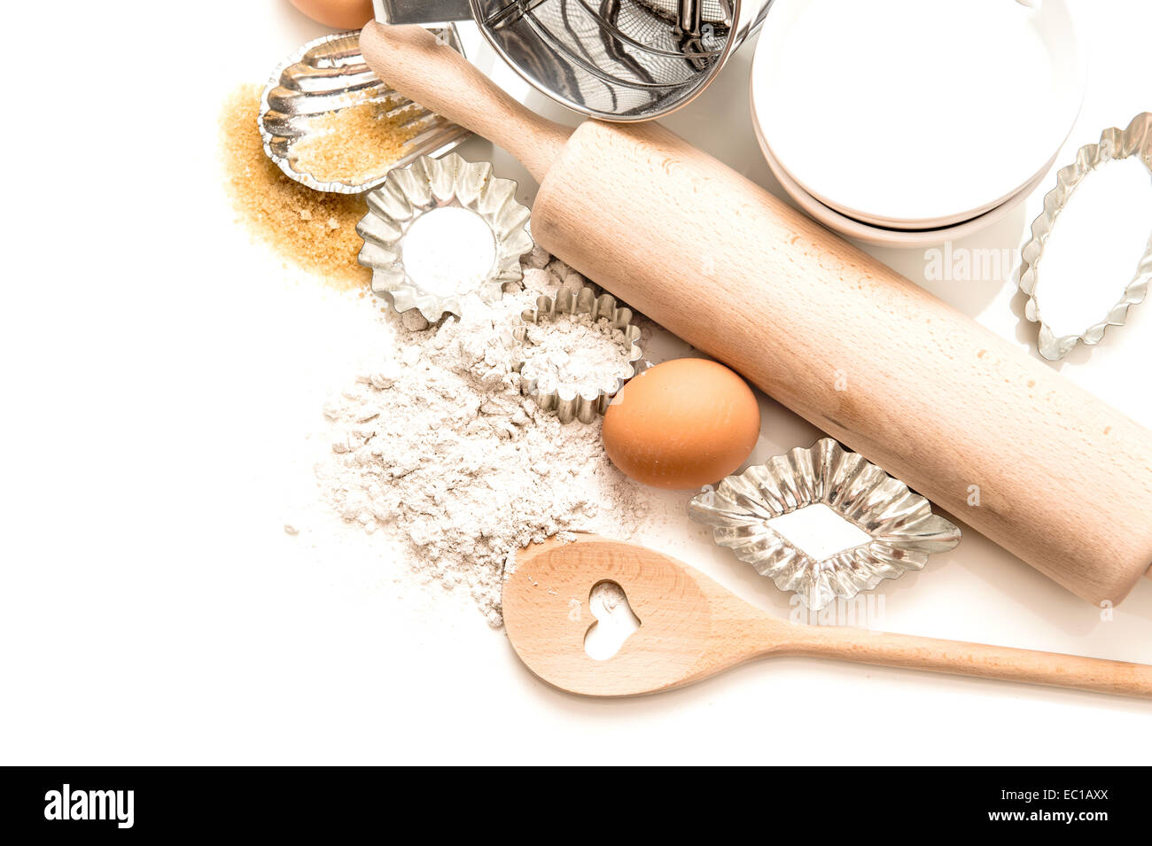 Strumenti di cottura e gli ingredienti di farina, le uova, lo zucchero, il mattarello e cookie cutters su sfondo bianco Foto Stock