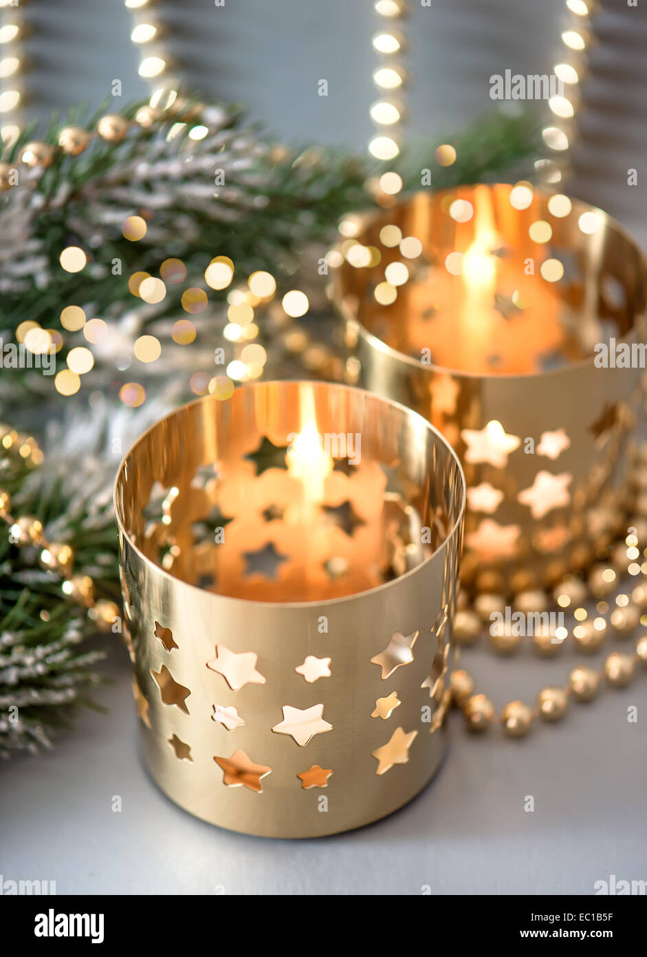 Decorazione di natale con golden lanterne e luci sfocati Foto Stock