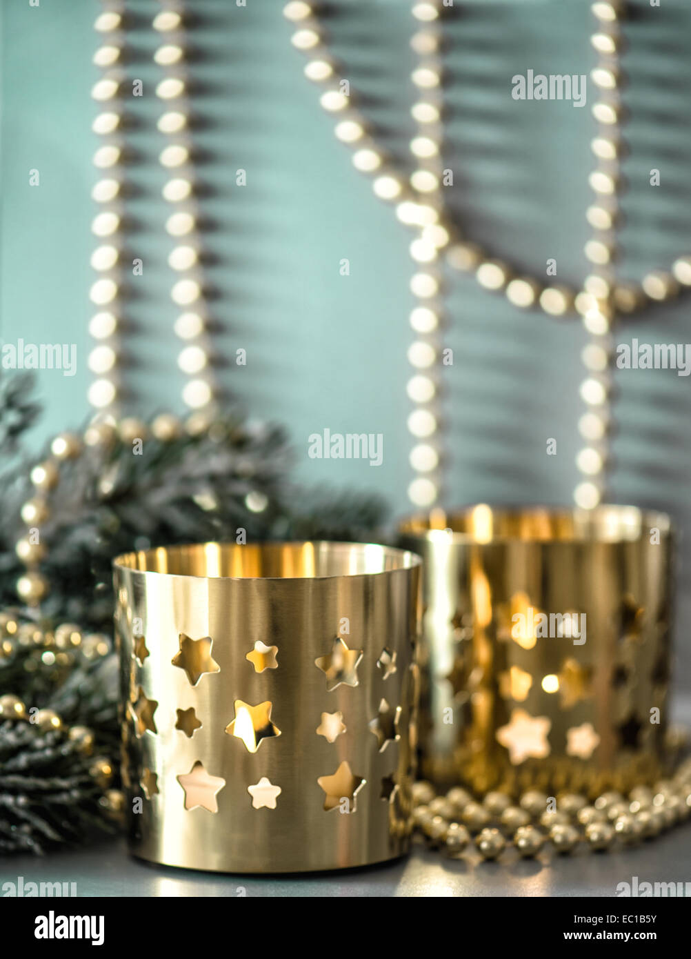 Decorazione di natale con golden lanterne e luci sfocati Foto Stock