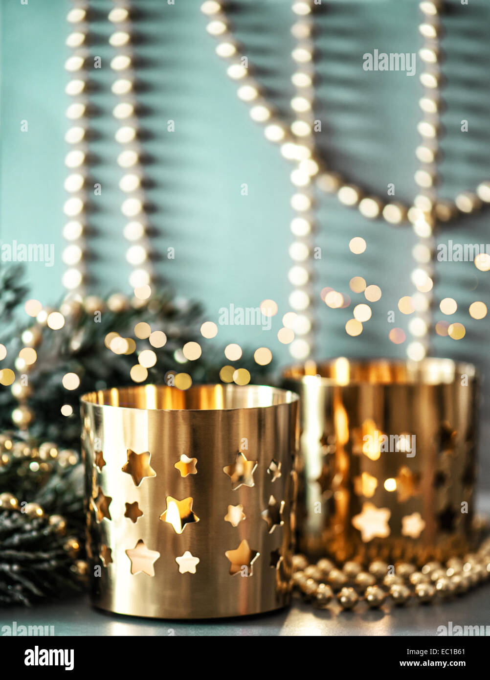 Decorazione di natale con golden lanterne e luci sfocati. stile retrò tonica foto Foto Stock
