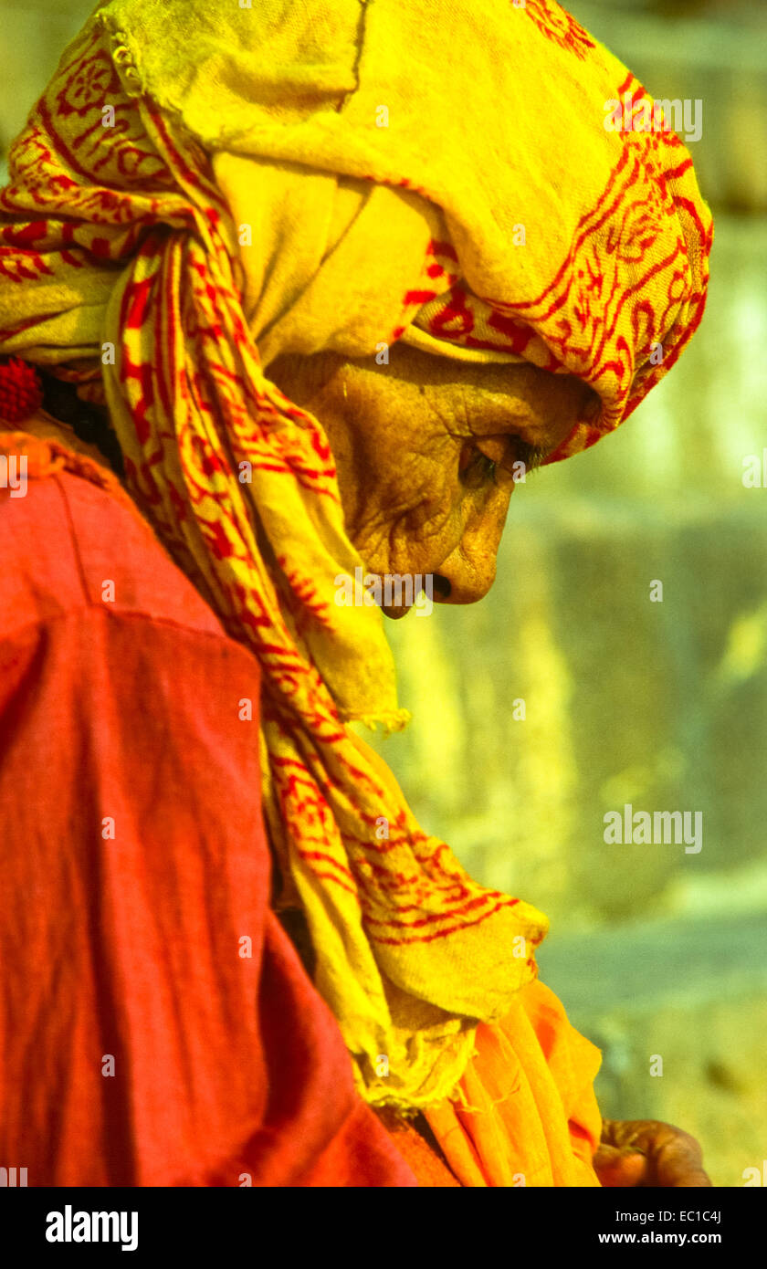 Ritratto vecchia donna in sari di varanasi in India Foto Stock