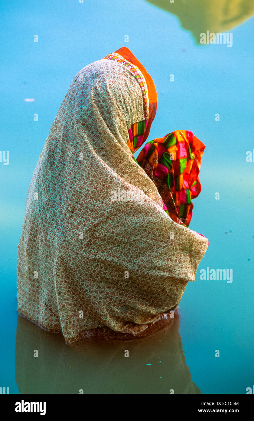 Pregando la donna incinta sul Gange a varanasi in India Foto Stock