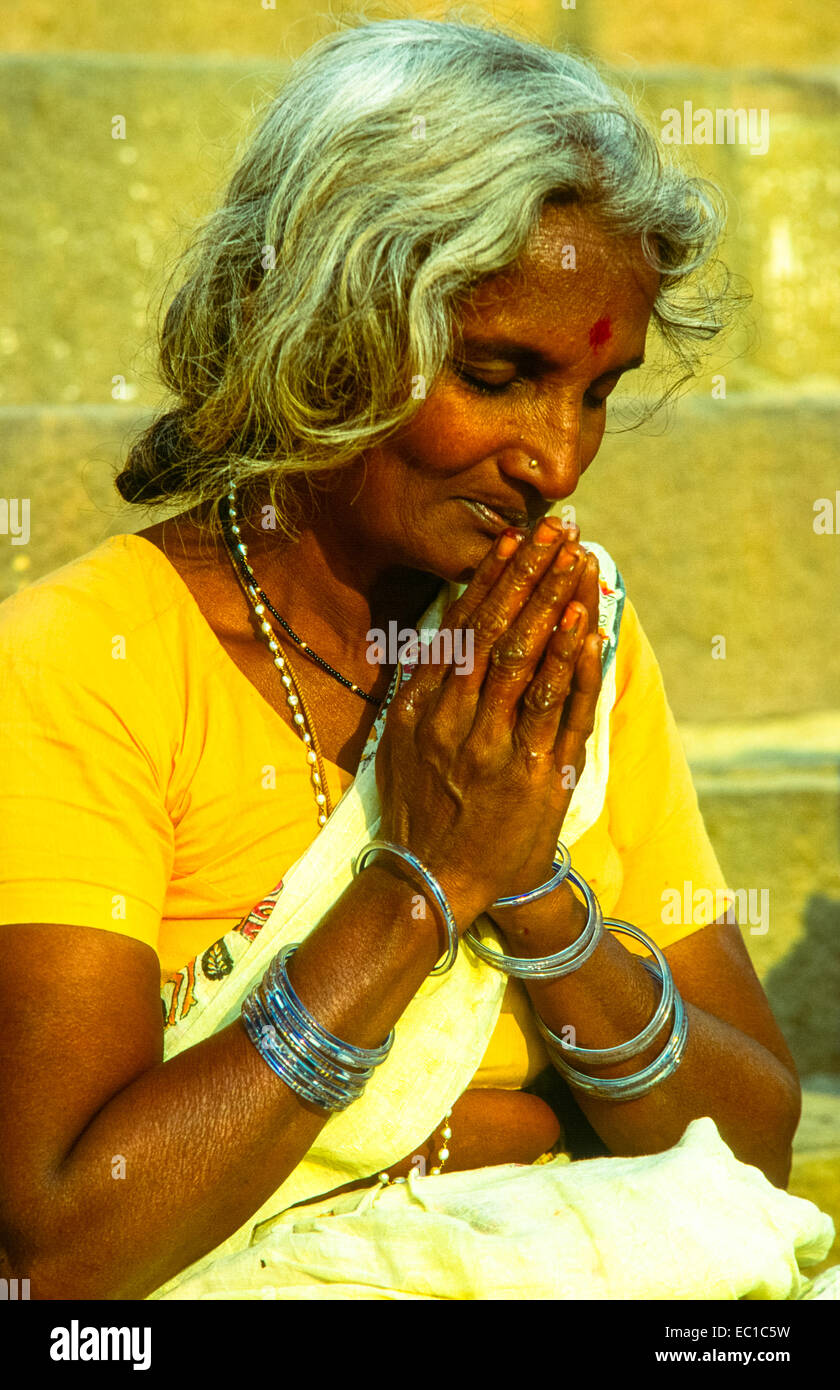 Pregando la donna a varanasi in India Foto Stock