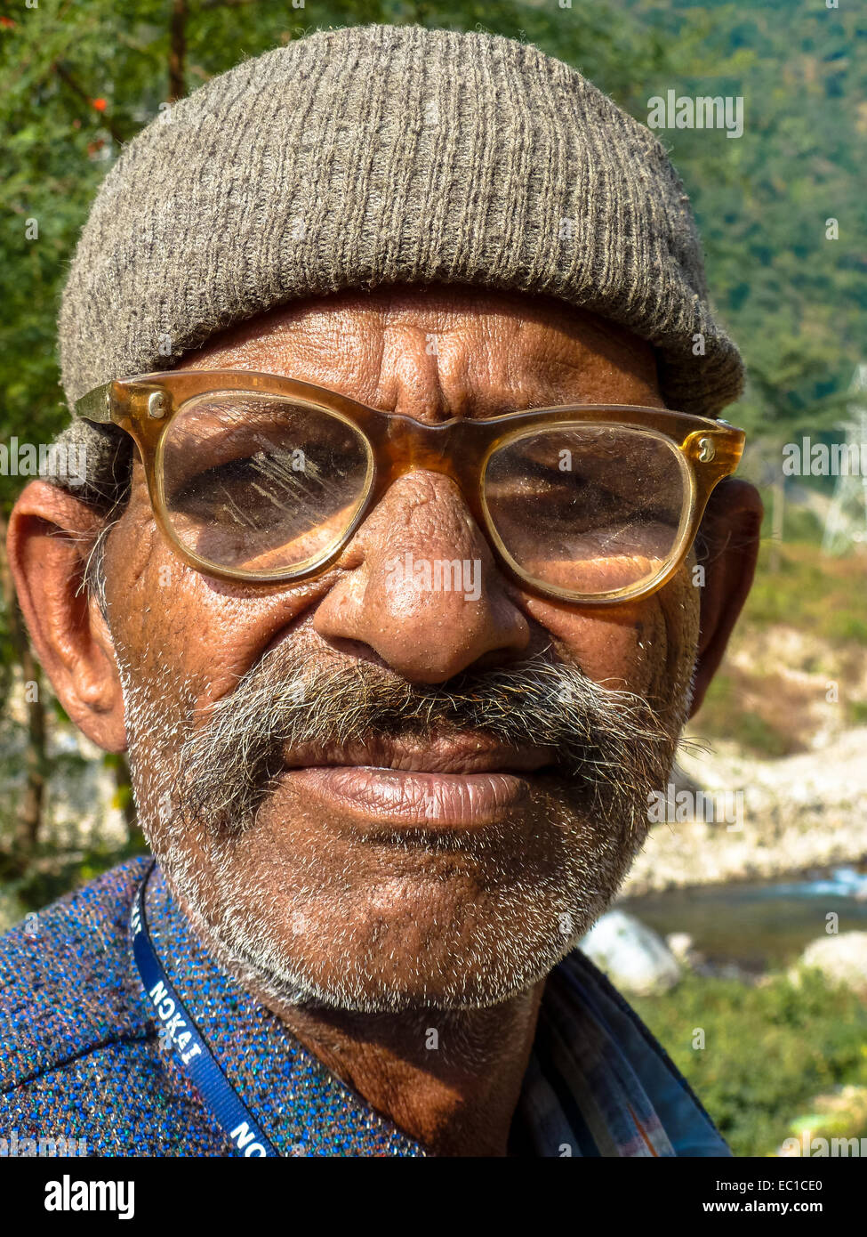 Uomo con occhiali a Rishikesh in India Foto Stock