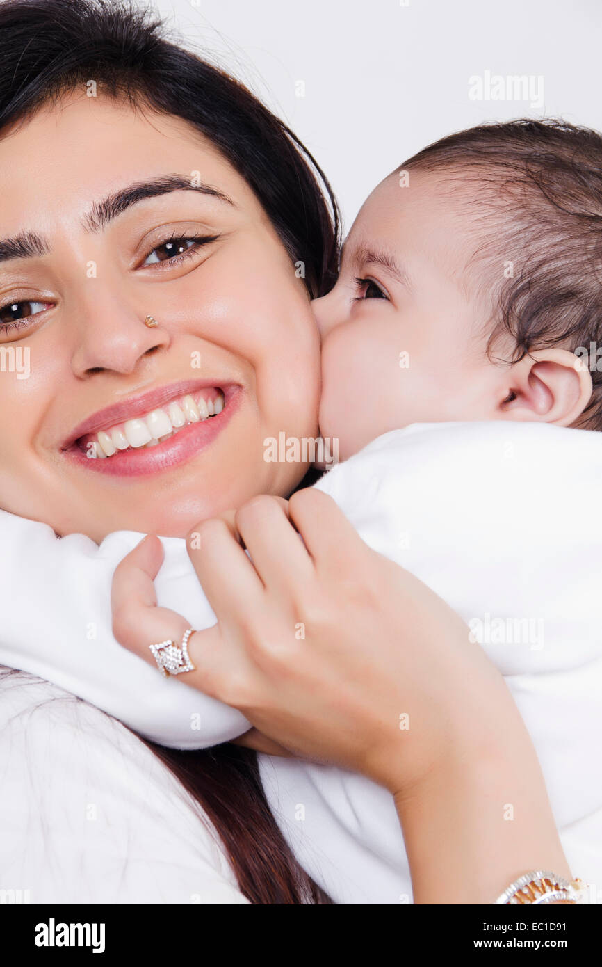 Indian madre cura il suo bambino Foto Stock