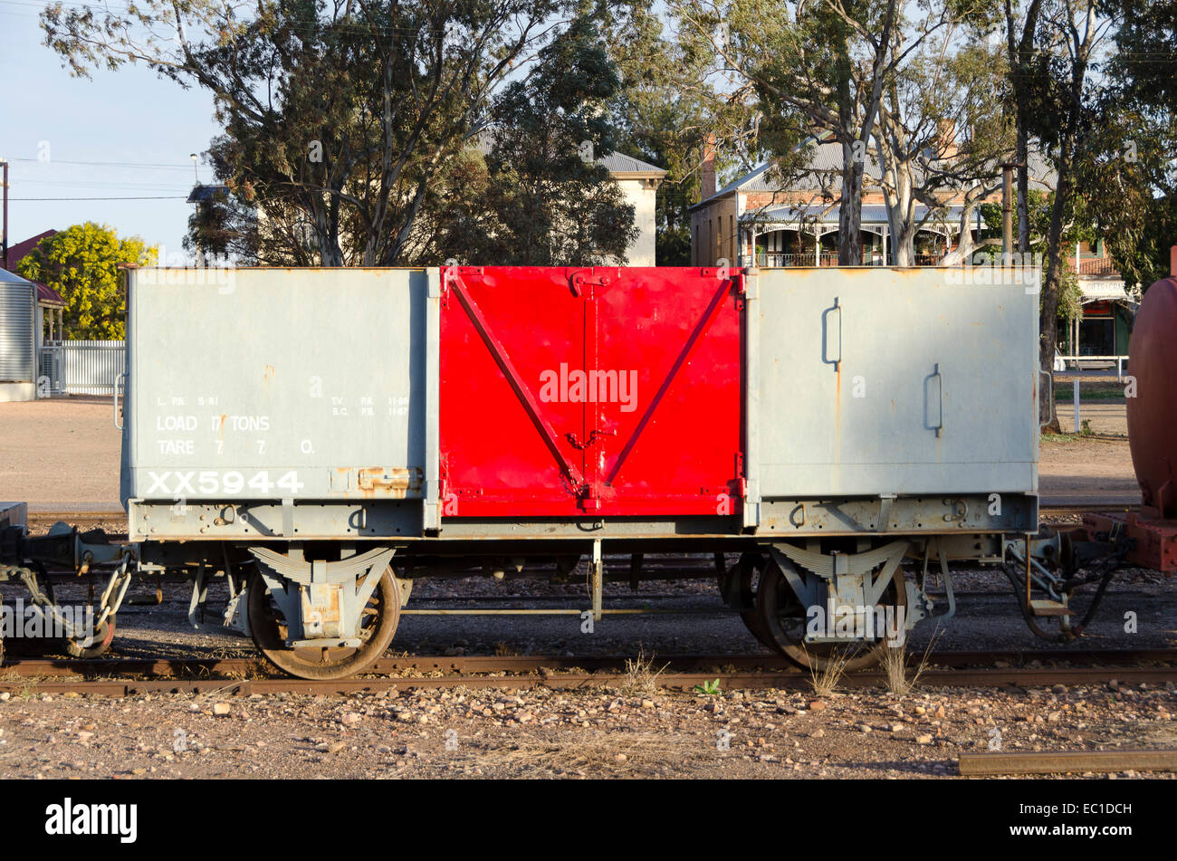 Carro ferroviario con porta rossa, Pichi Richi railway, Quorn, Sud Australia Foto Stock