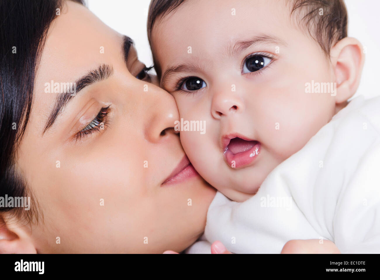 Indian madre cura il suo bambino Foto Stock