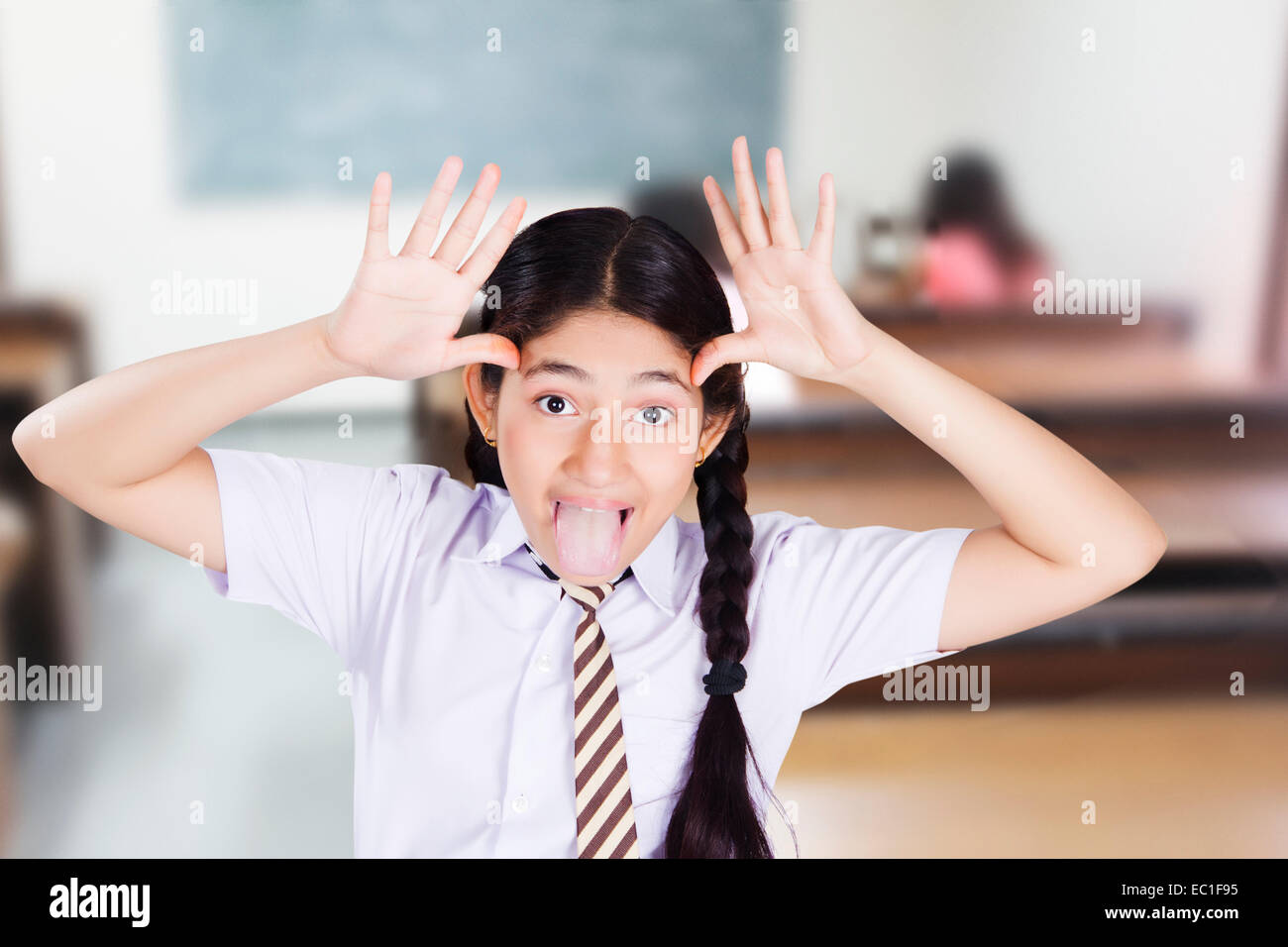 1 Indian School girl studente beffardo pongono il male Foto Stock