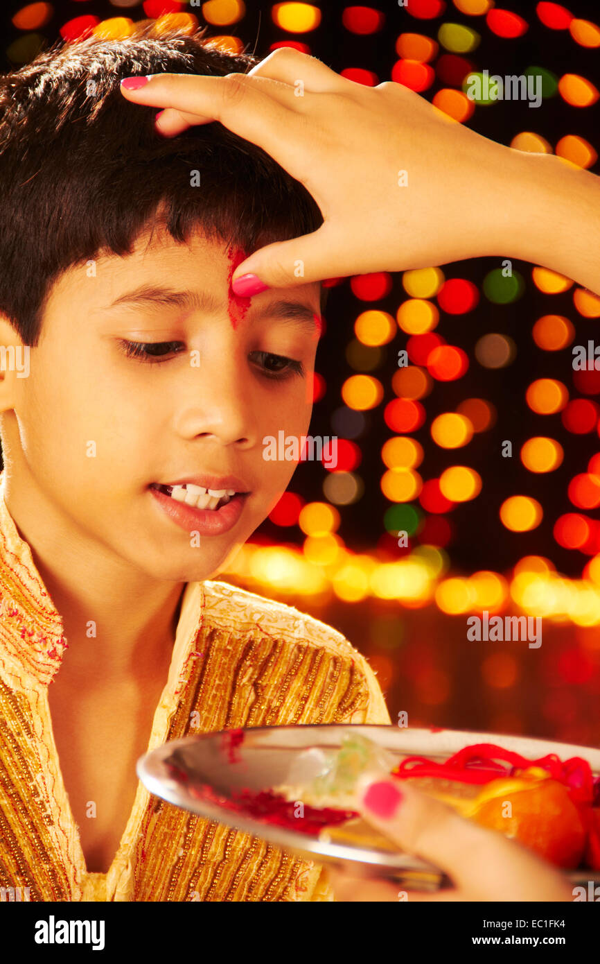 2 bambini indiani Festival Raksha Bandhan fronte Tika Foto Stock