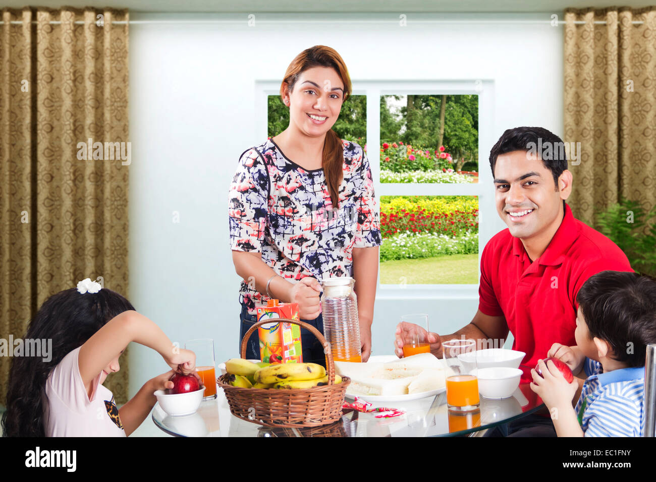 Indian genitori con bambino prima colazione Foto Stock