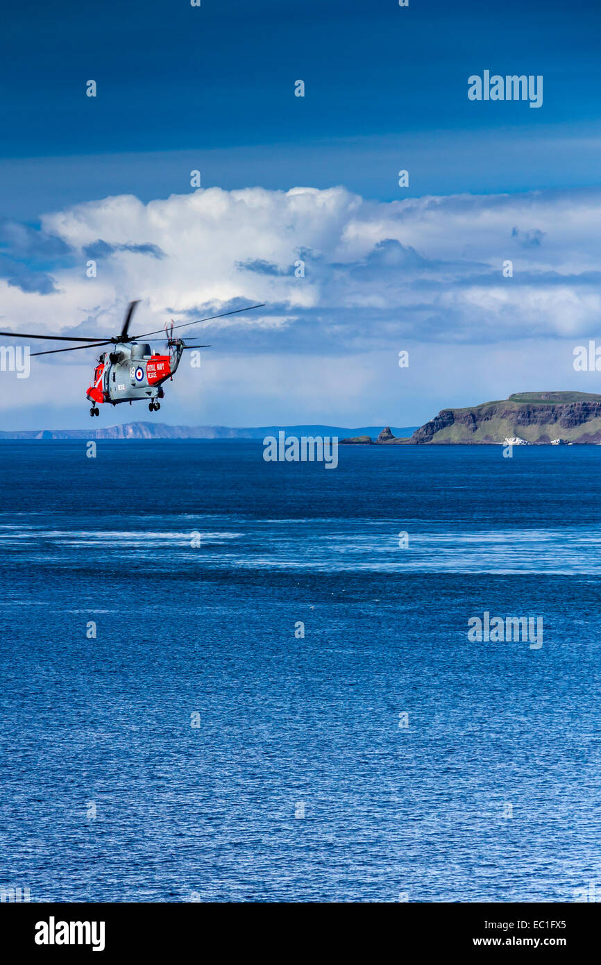 La Royal Navy Sea King elicottero in una ricerca e missione di salvataggio sulla costa nord di Co Antrim N Irlanda Foto Stock