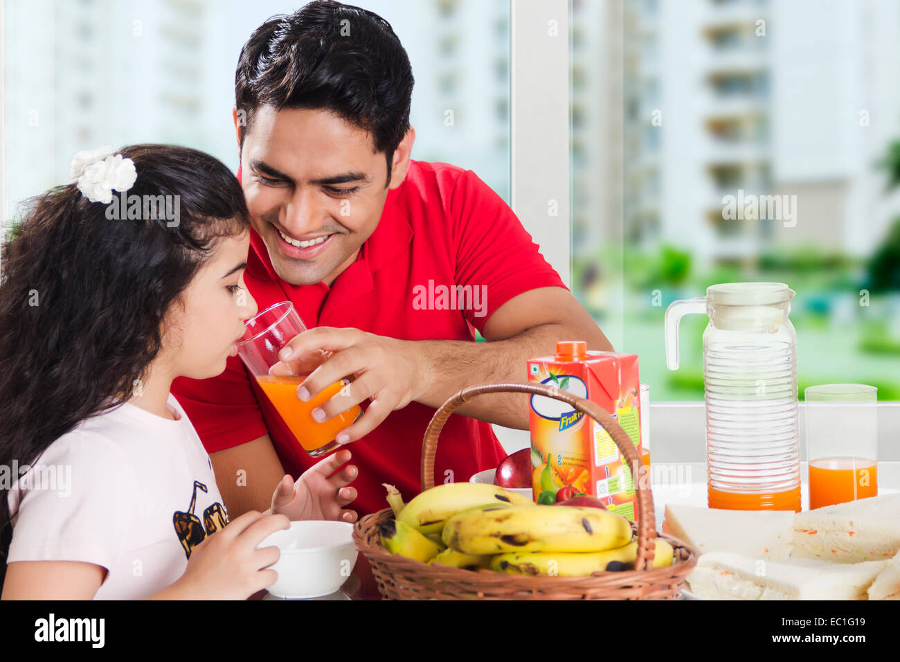 Padre indiano con il bambino prima colazione al mattino Foto Stock