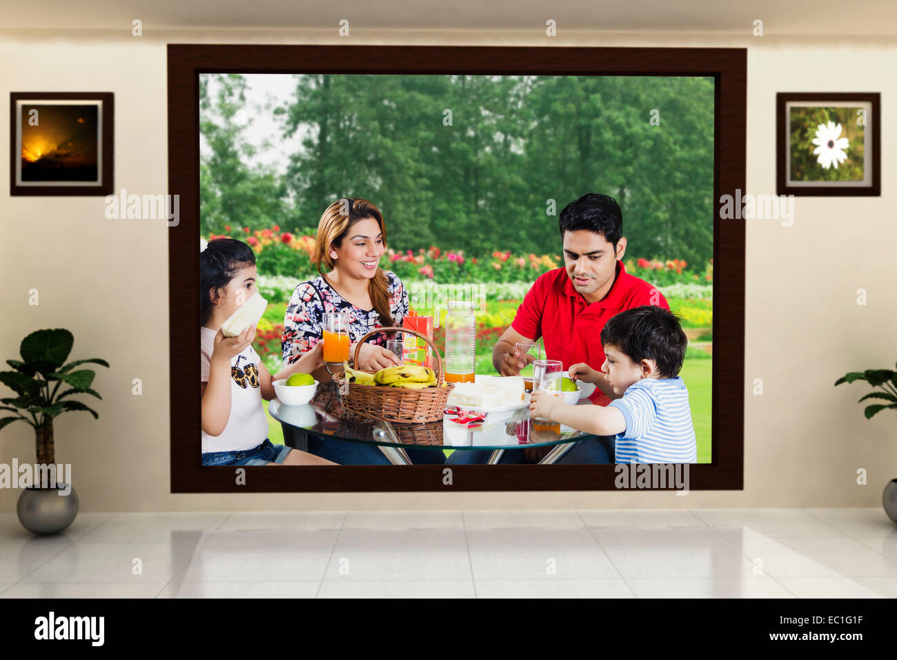 Indian genitori con bambino prima colazione al di fuori Foto Stock