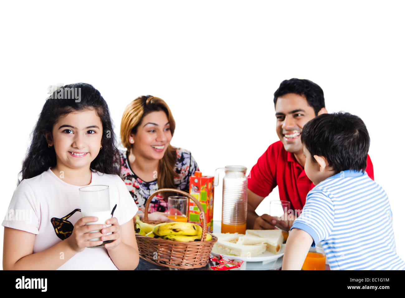 Indian genitori con bambino prima colazione Foto Stock