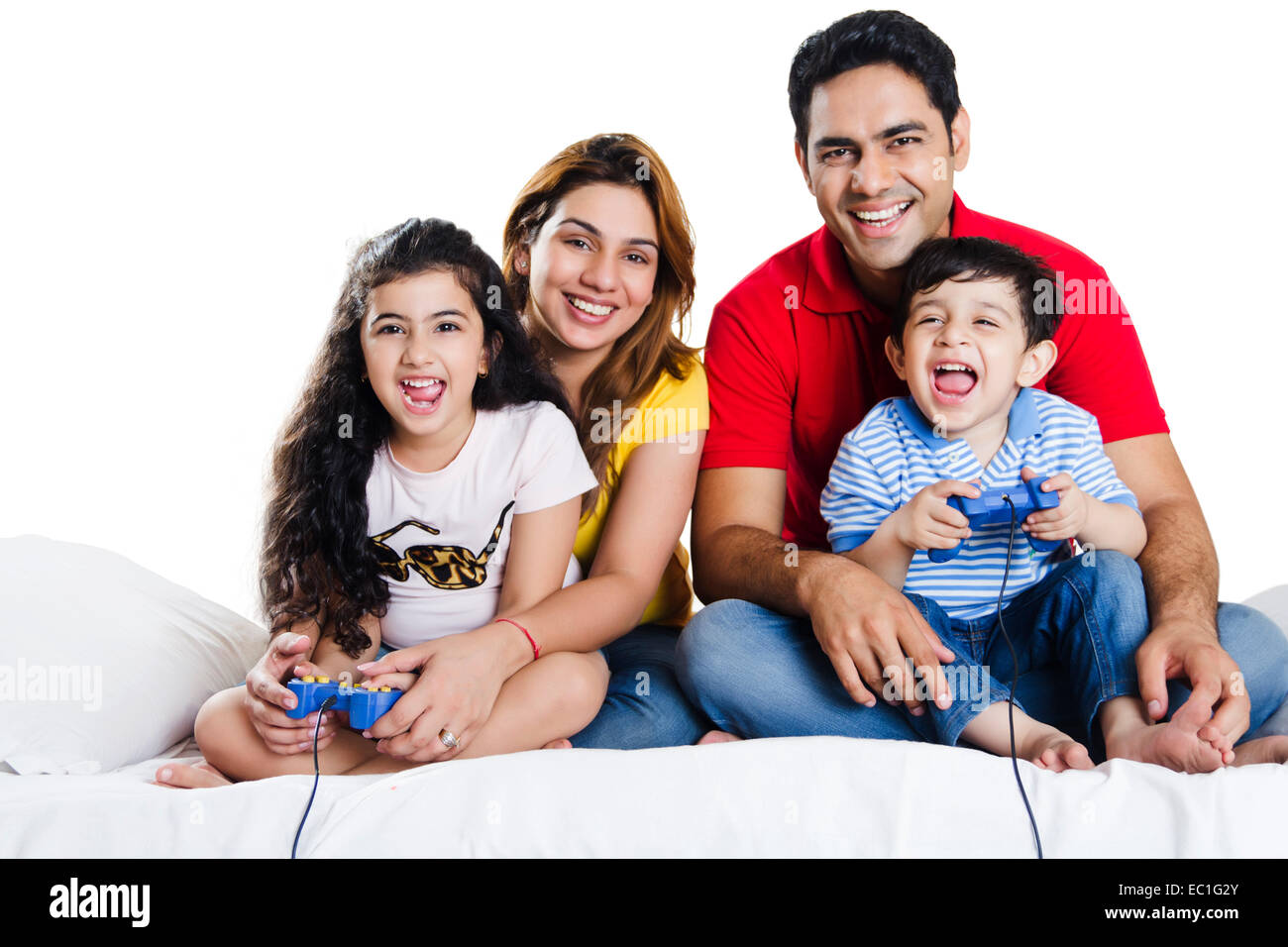 Indian i genitori con bambini che giocano con i Video Game Foto Stock