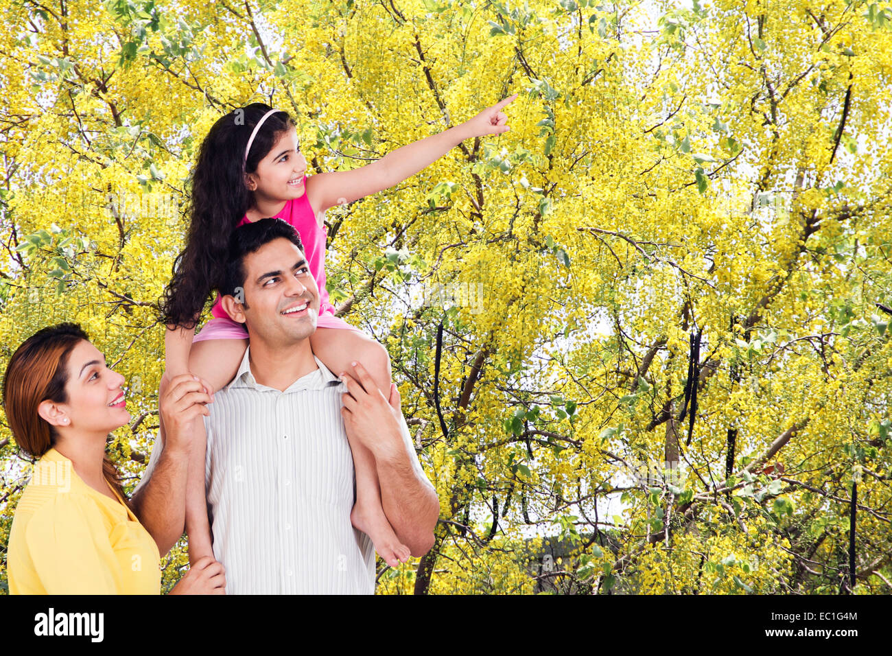 Indian genitori con bambino fun park Foto Stock