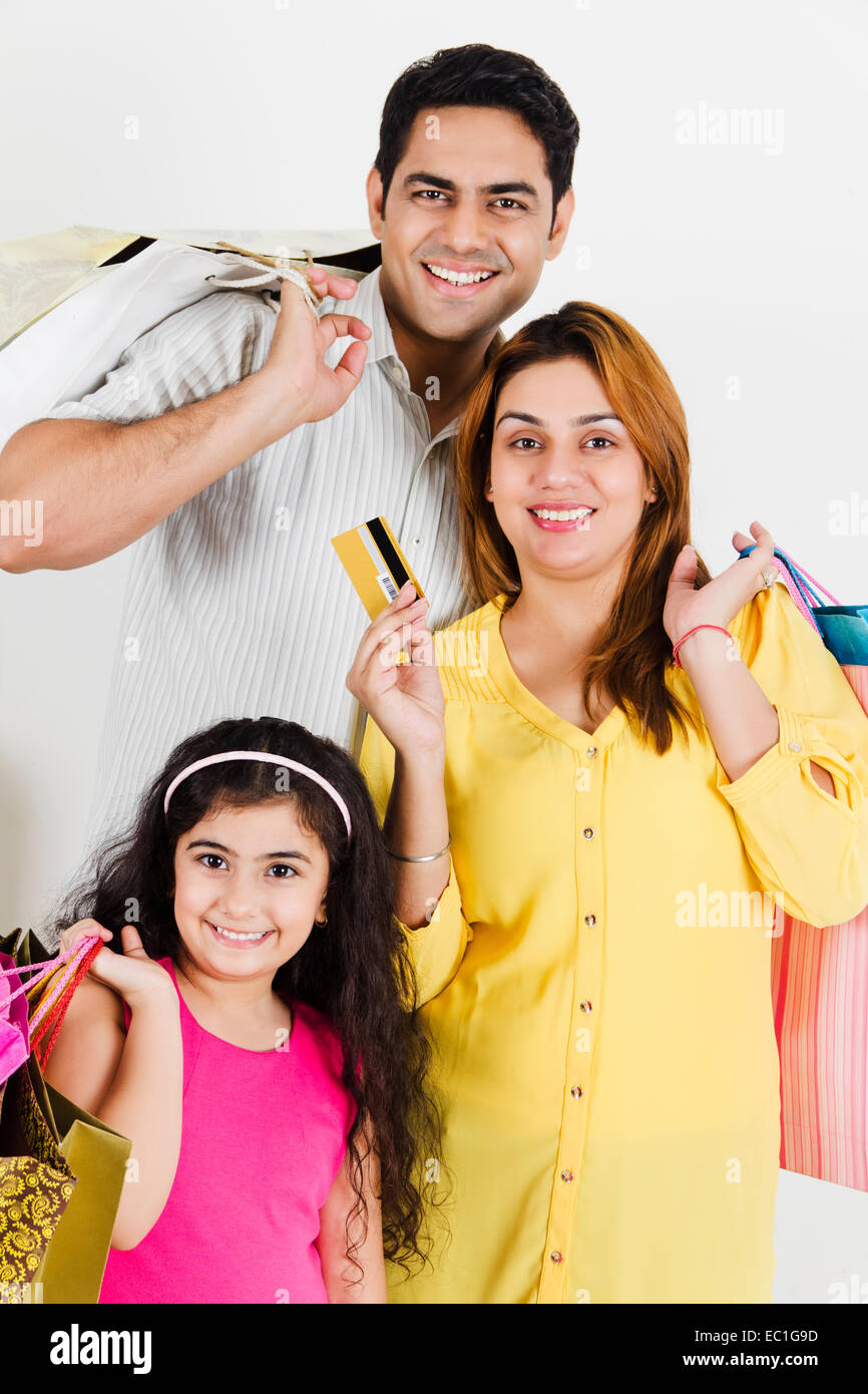 Indian genitori con bambino carta di credito Shopping Foto Stock
