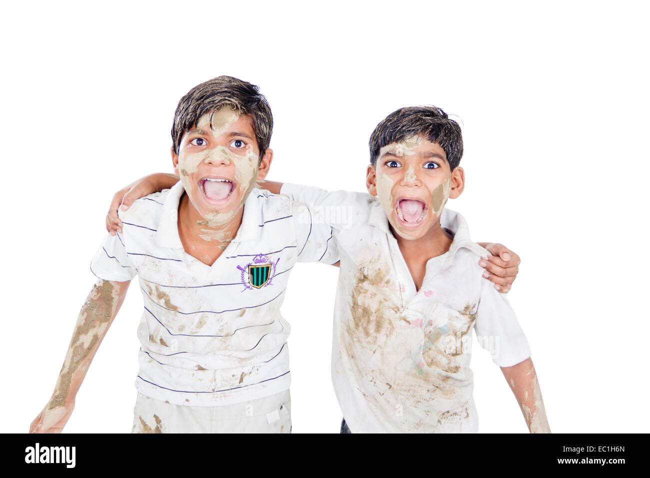 2 indans bambini ragazzi amici gridando braccio intorno a piedi vestiti sporchi Foto Stock