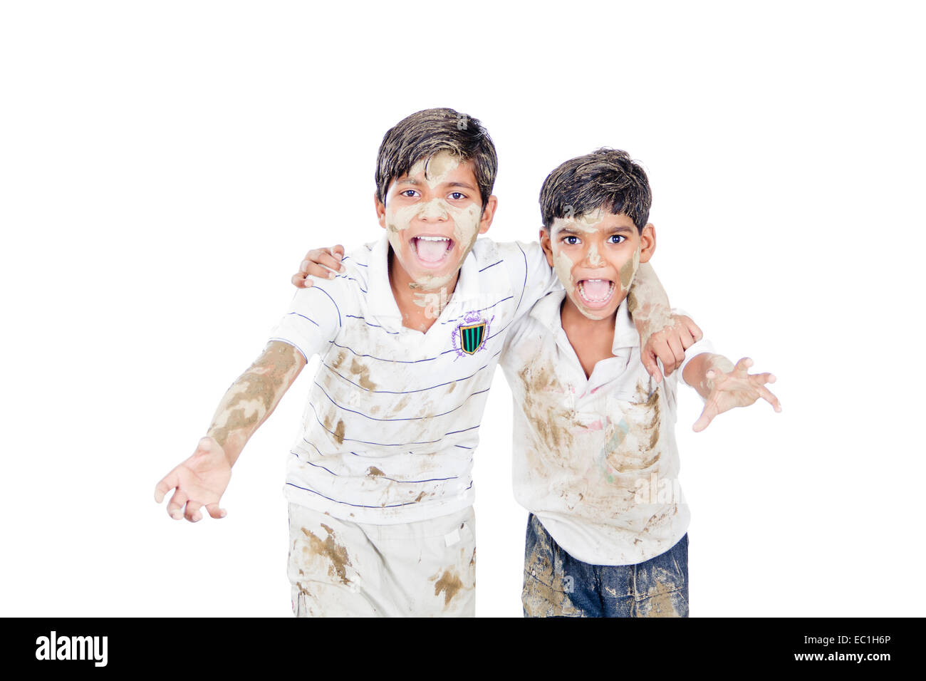 2 indans bambini ragazzi amici gridando braccio intorno a piedi vestiti sporchi Foto Stock