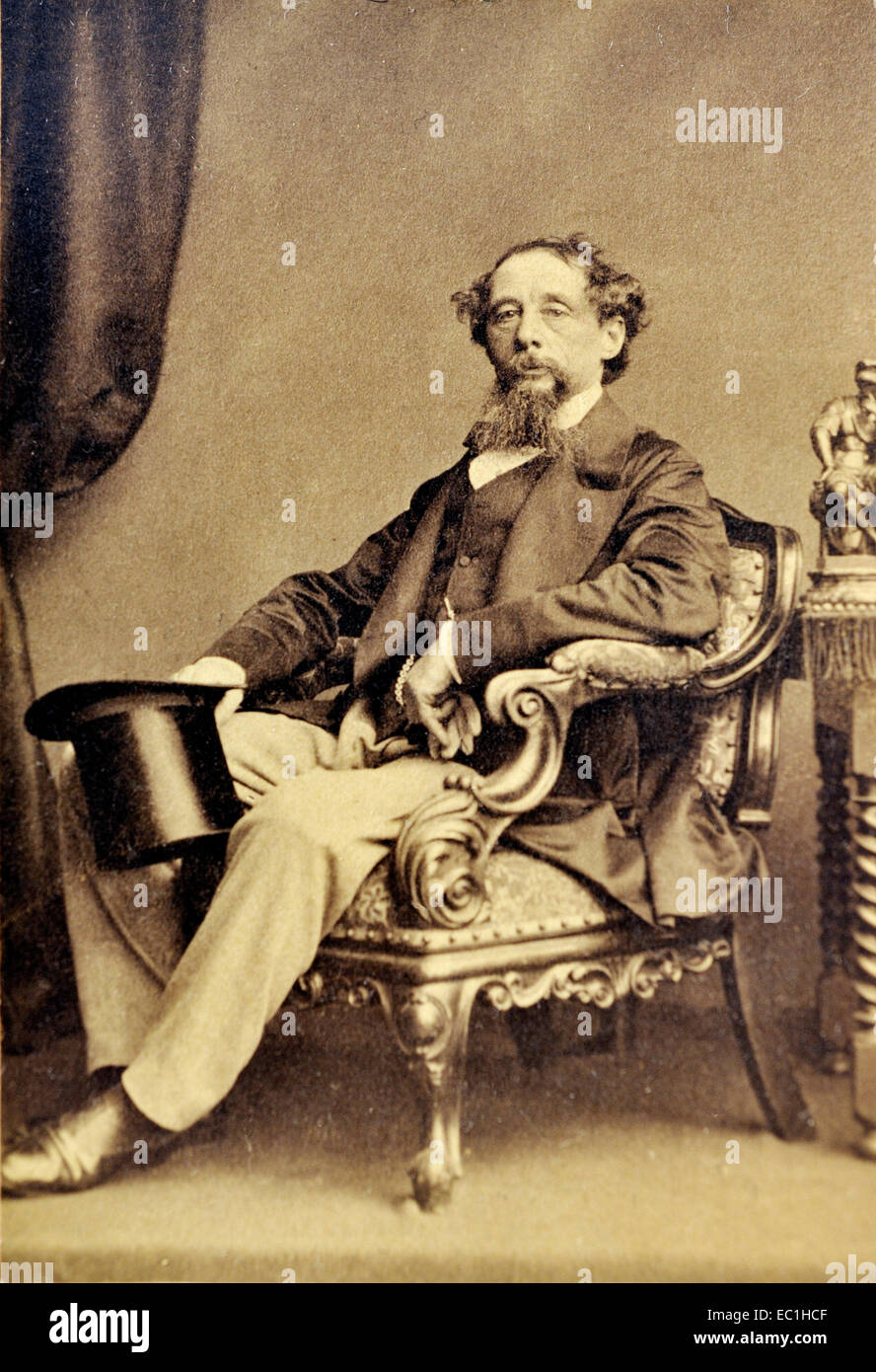 Carta da visita ritratto, carte de visite di Charles Dickens nel centro della vita, con la barba e indossare top hat. A Charles Foto Stock