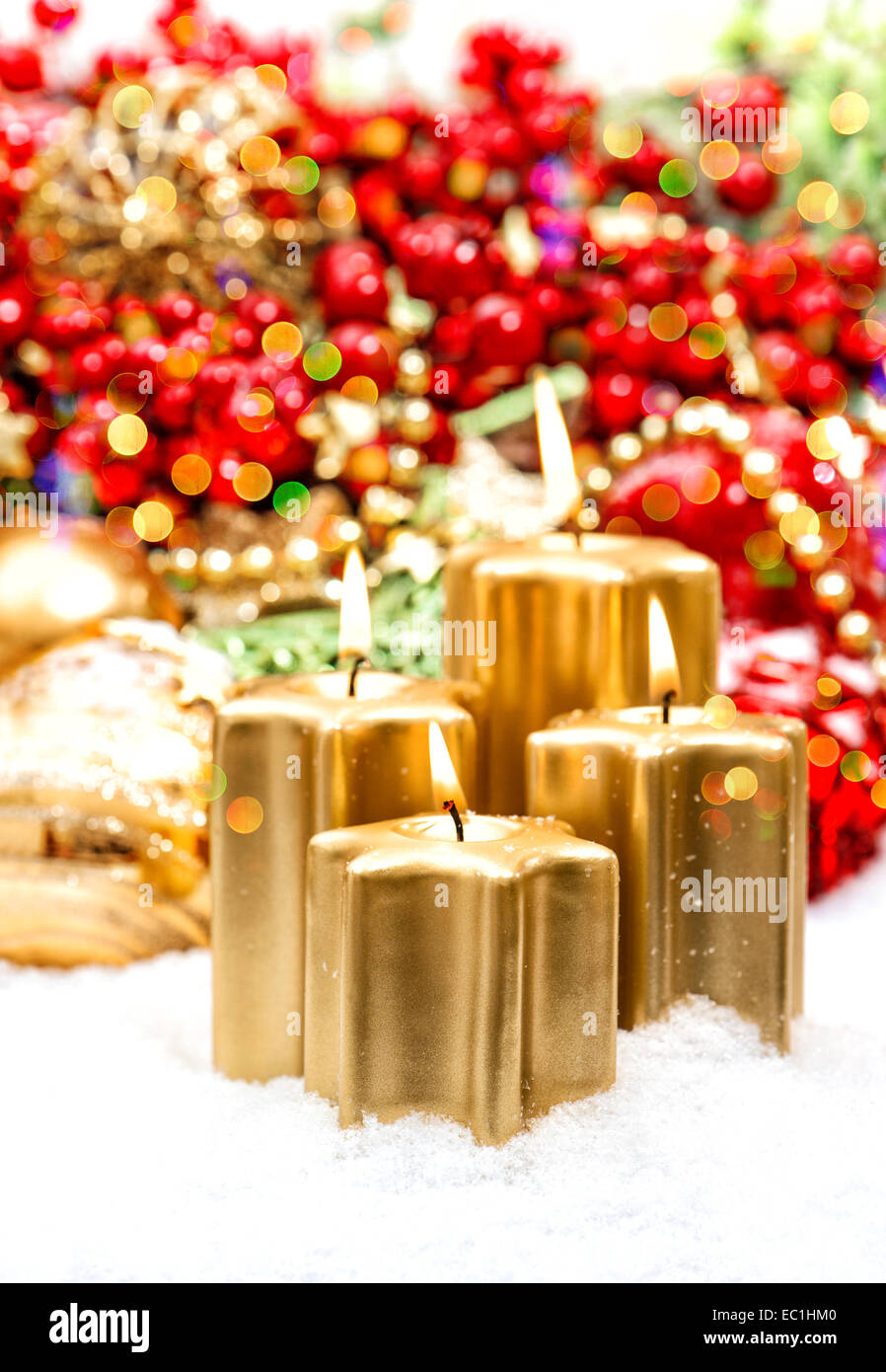 Avvento decorazione con quattro candele accese e decorazioni di Natale. il fuoco selettivo. sfocata effetto luci Foto Stock