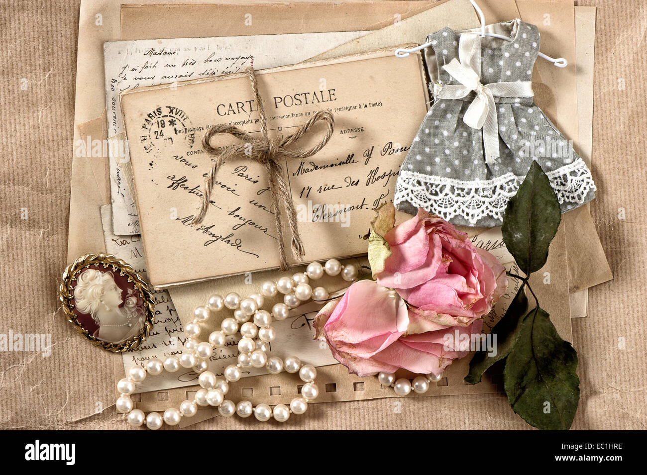 Vecchio lettere, cartoline, secco di fiori di rose e cose vintage. nostalgico sfondo sentimentale Foto Stock
