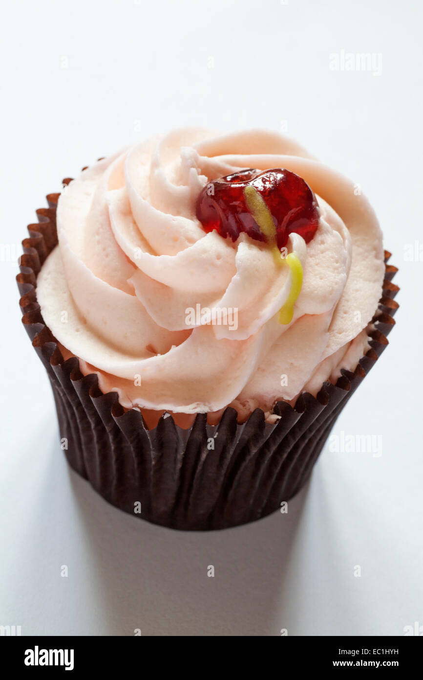 Cherry cupcake isolati su sfondo bianco Foto Stock