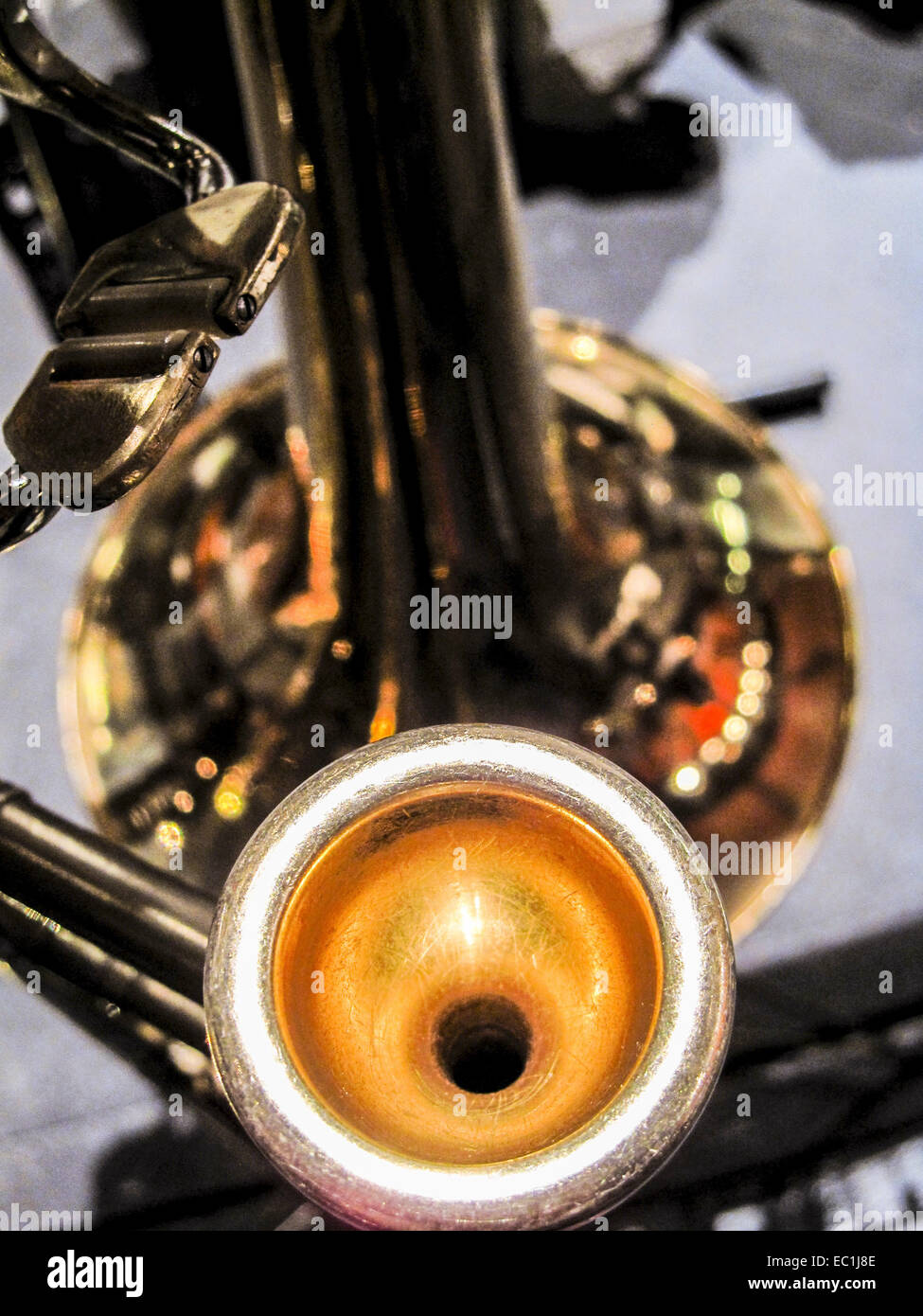 Boccaglio, tenore trombone. Il trombone è appoggiato su un cavalletto. Foto Stock