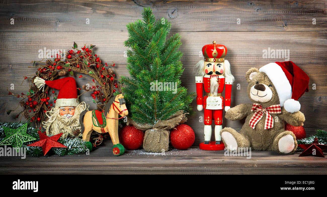 Nostalgico decorazione di Natale con giocattoli antichi orsacchiotto e schiaccianoci. stile retrò tonica foto Foto Stock