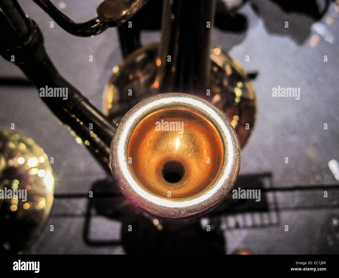 Boccaglio, tenore trombone. Il trombone è appoggiato su un cavalletto. Foto Stock