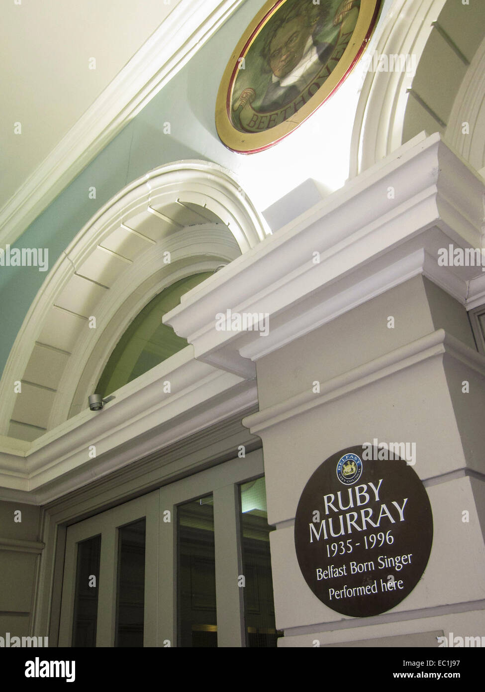 Placca di Ruby Murray, 1935-1996, Belfast-nato cantante, qui eseguita Ñ in ingresso alla Ulster Hall di Belfast. Ruby Foto Stock