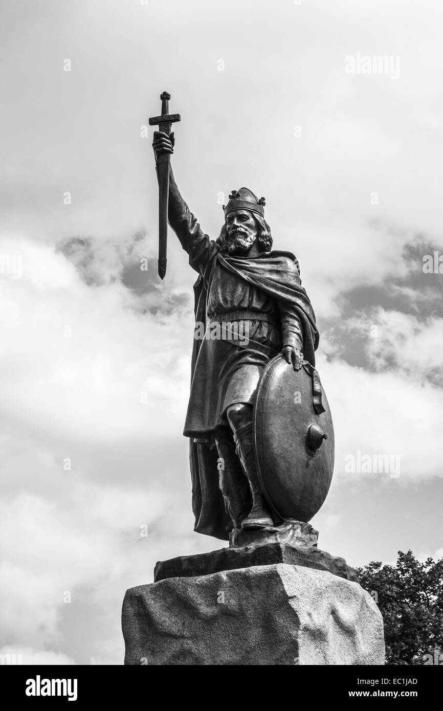 Statua di Re Alfredo il Grande, Winchester. Alfred morì nel 901 d.c. Ha fatto rivivere la vecchia città romana; la formazione di una rete di Foto Stock