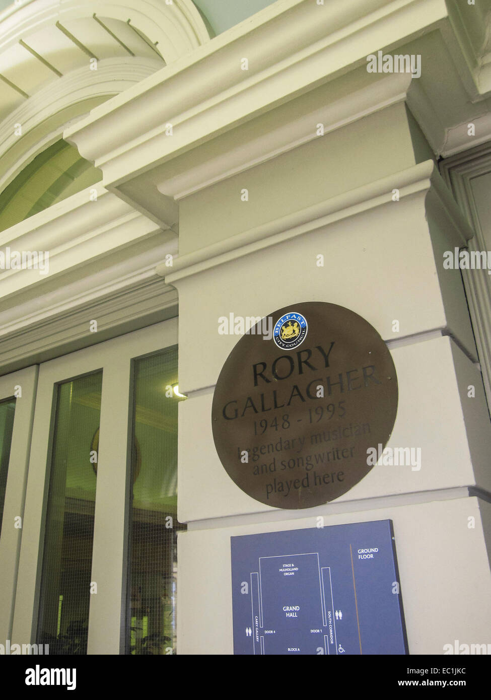 Placca di Rory Gallagher, 1948-1995, "leggendario musicista e song writer, riprodotto qui' nell'Ulster Hall di Belfast. William Rory Gallagher, Marzo 1948 ÊÐ 14 giugno 1995), irlandese blues-rock multi-strumentista, cantautore e bandleader. Nato a Ballyshannon, County Donegal, Gallagher registrati solo gli album in tutto gli anni settanta e ottanta, dopo la formazione del gusto di banda durante la fine degli anni sessanta. Un talentuoso chitarrista noto per il suo carismatico spettacoli e dedizione per il suo artigianato, Gallagher's album che hanno venduto in eccesso di 30 milioni di copie in tutto il mondo. Foto Stock