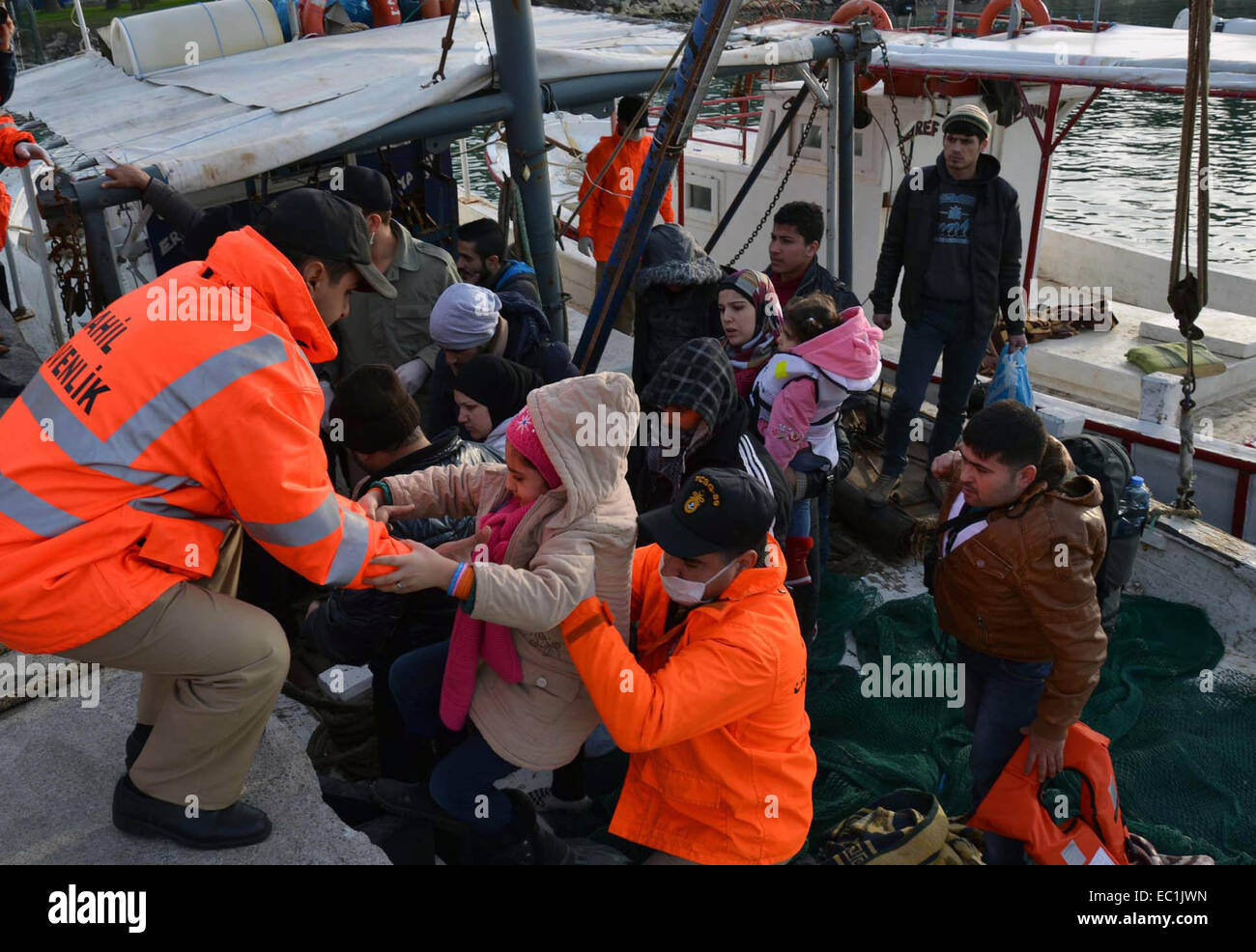 Ankara. Il 7 dicembre, 2014. Membri della Guardia costiera aiutare i migranti illegali lo sbarco la banca vicino a Mersin provincia della Turchia, il 7 dicembre, 2014. La guardia costiera e la polizia ha arrestato 361 migranti illegali, inclusi gli iracheni e siriani, in due operazioni distinte. Il traffico illegale di migranti è stato sul loro modo di Europa da barca da pesca, secondo la Turchia del Daily News il 7 dicembre. Credito: Mert Macit/Xinhua/Alamy Live News Foto Stock