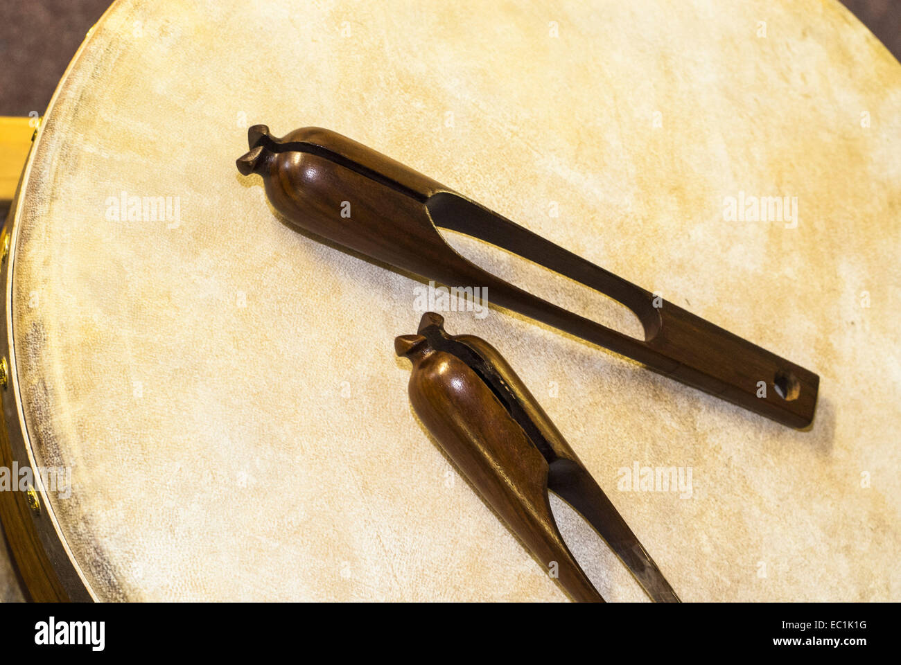 Musical cucchiai, folk irlandese di percussioni, strumenti, poggiante su bodhr‡n Foto Stock