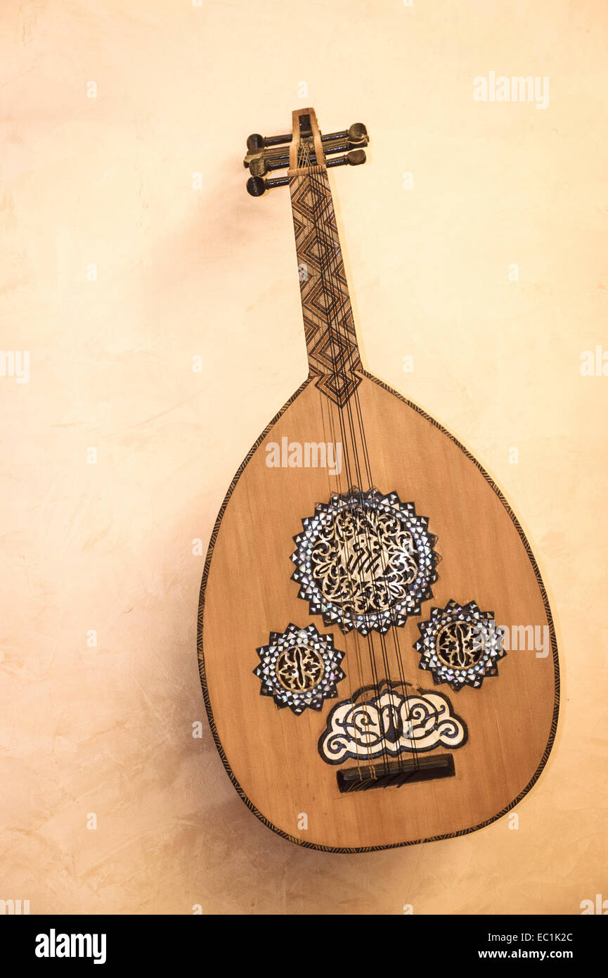 Oud, arabo liuto, visualizzato sulla parete. 3 + 3 stringhe (3 simpatico). Comune di tutto il Medio Oriente, il precursore del western liuto. Il nome oud (o ud) deriva dall'arabo "legno", e questo si riferisce ai listelli di legno usato per rendere il suo corpo arrotondato. Foto Stock