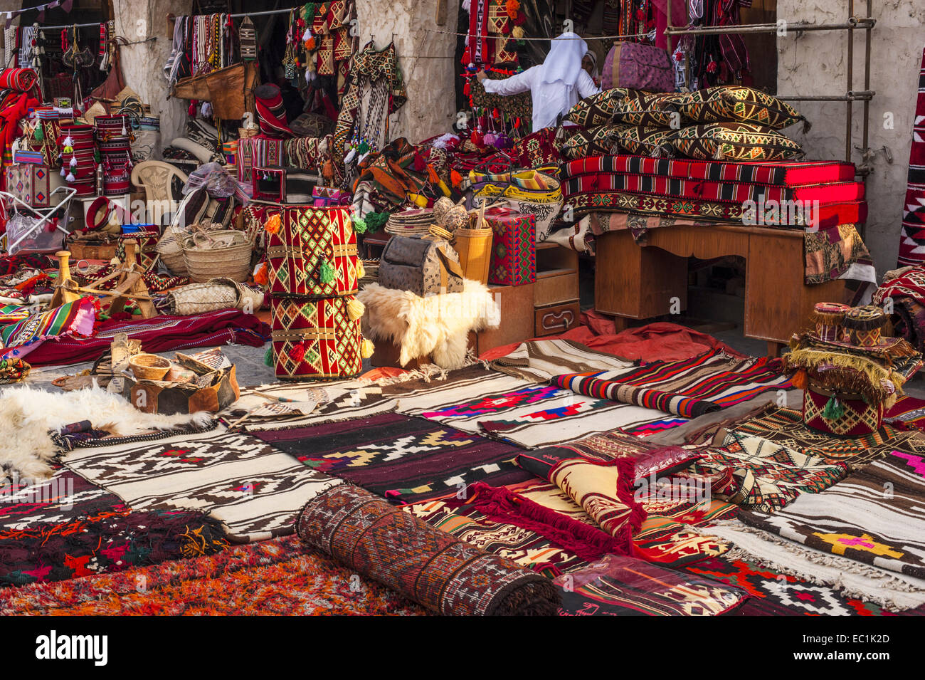 Tappeti, moquettes, sheepskins visualizzato nel Souk / Souq. Souq Waqif. Artigianato locale di specialità. Foto Stock