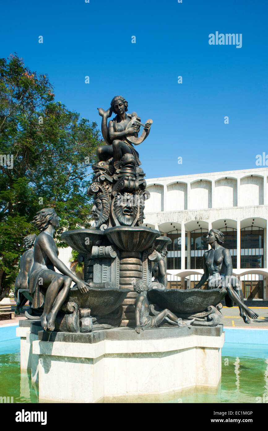 Dominikanische Republik, Santo Domingo, Parque de la Cultura, Brunnen vor dem Teatro Nacional Foto Stock