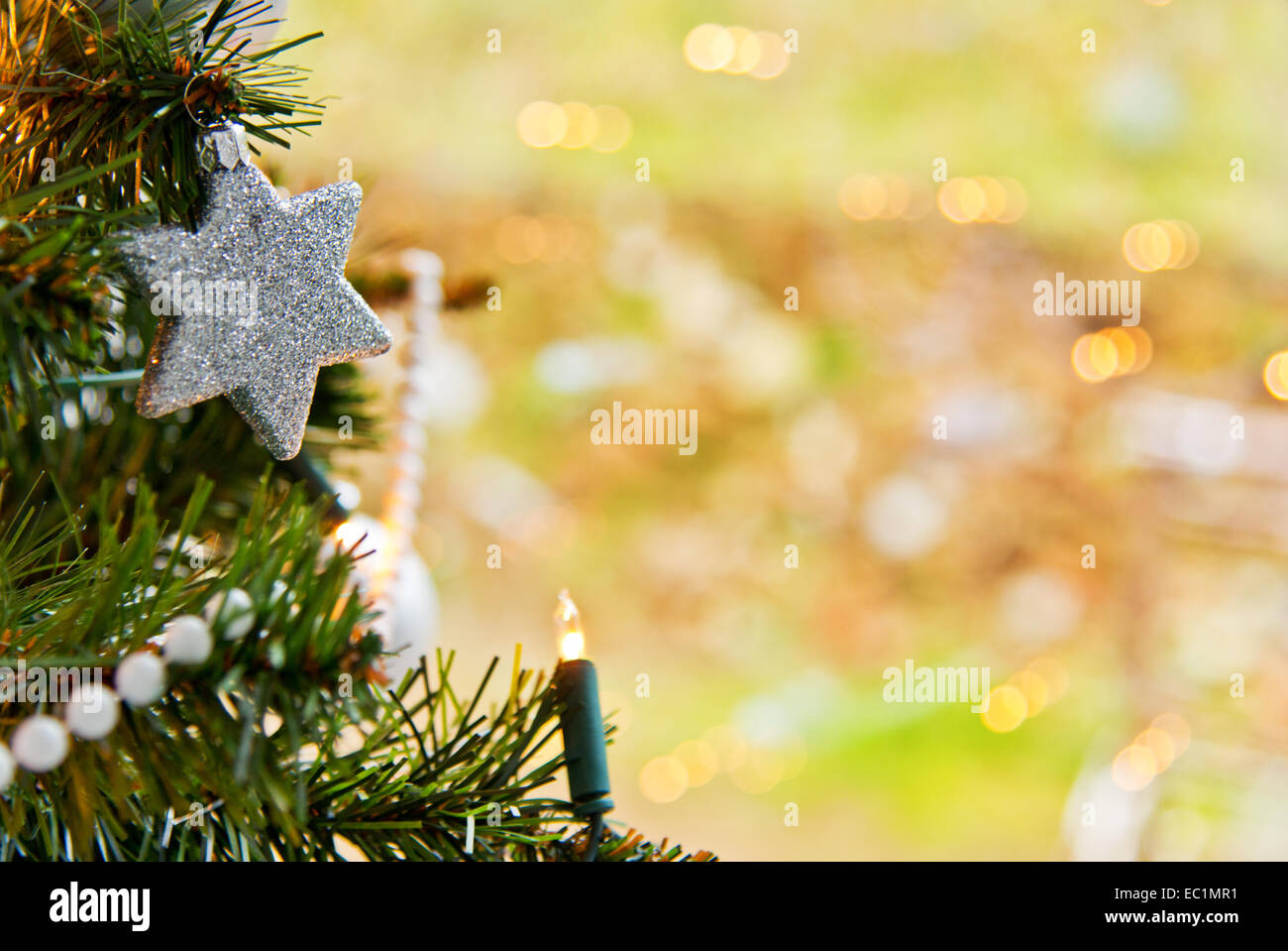 Un albero di Natale con Stella e sfondo non focalizzato Foto Stock