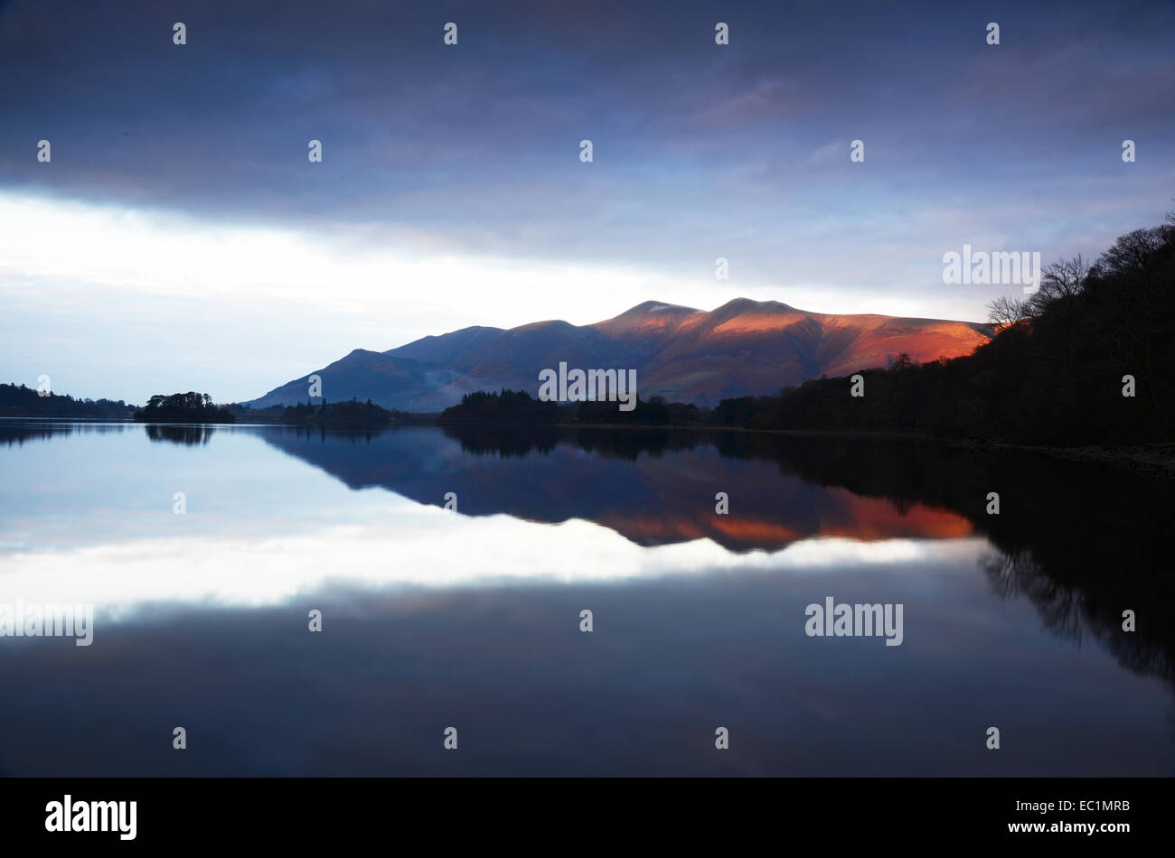 Tramonto su Skiddaw da Derwent Water nel Lake District inglese, Cumbria, Inghilterra. Foto Stock