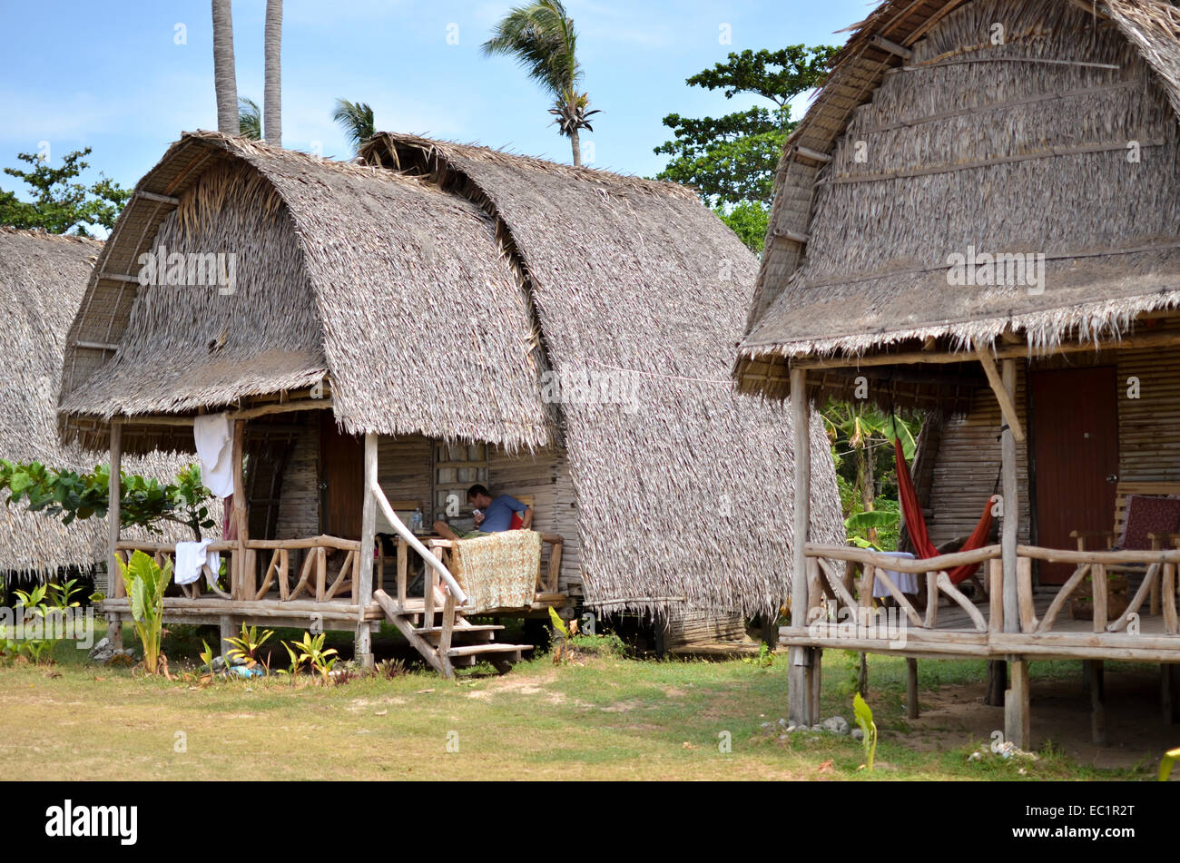 Con il tetto di paglia spiaggia turistica di capanne, Koh Lanta, Thailandia Foto Stock