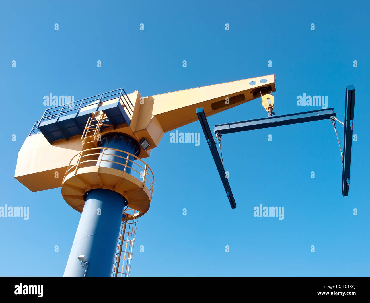 Barca a vela sollevare in marina port Foto Stock