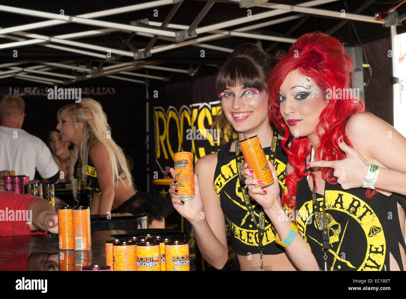 Energy Drink le ragazze / concorrenti al Rockstar energy drink a un concerto rock. Foto Stock