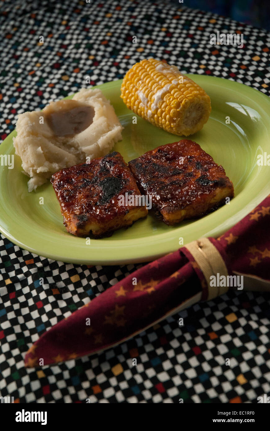 Pasto vegetariano di tofu alla brace, purè di patate con sugo di funghi e sulla pannocchia di mais. Foto Stock
