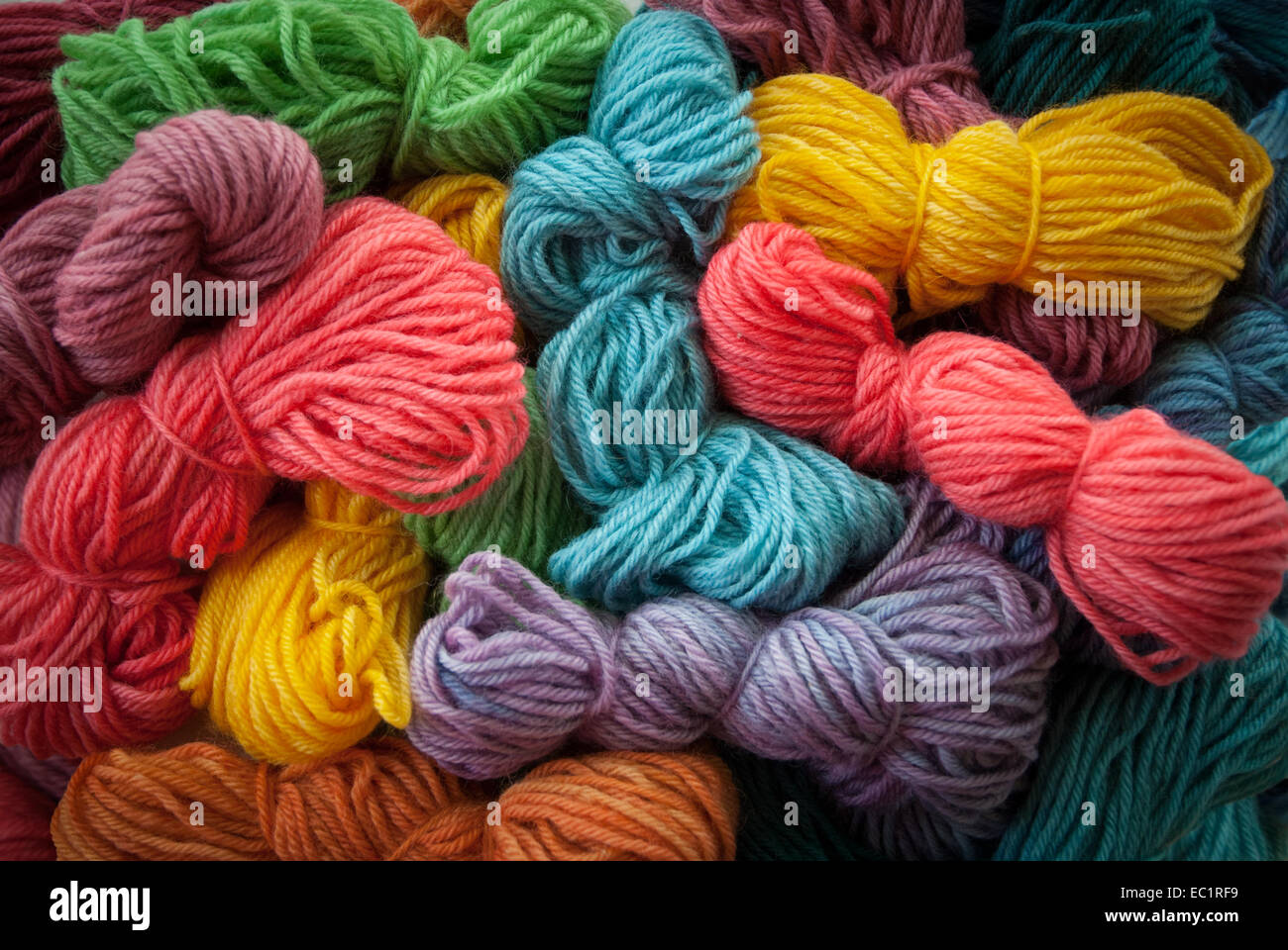 Assortimento di coloratissimi mano-tinto filati di lana. Foto Stock