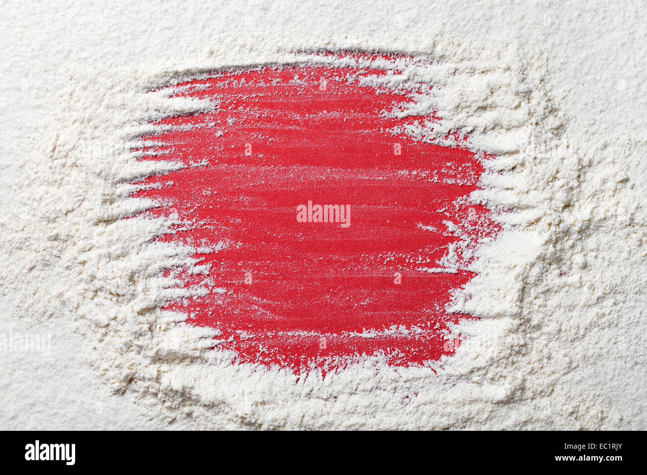 Cornice su sfondo di farina per Natale. Copia dello spazio. Farina bianca appare come la neve. Vista superiore Foto Stock